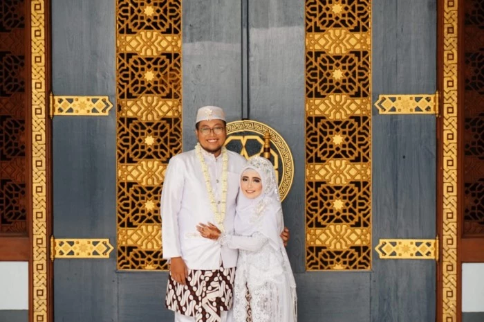 Foto di depan pintu Masjid Al Akbar Surabaya.